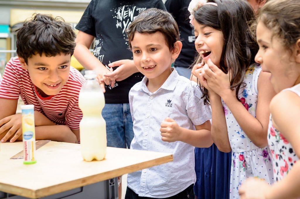 Kinder im Wissesnraum