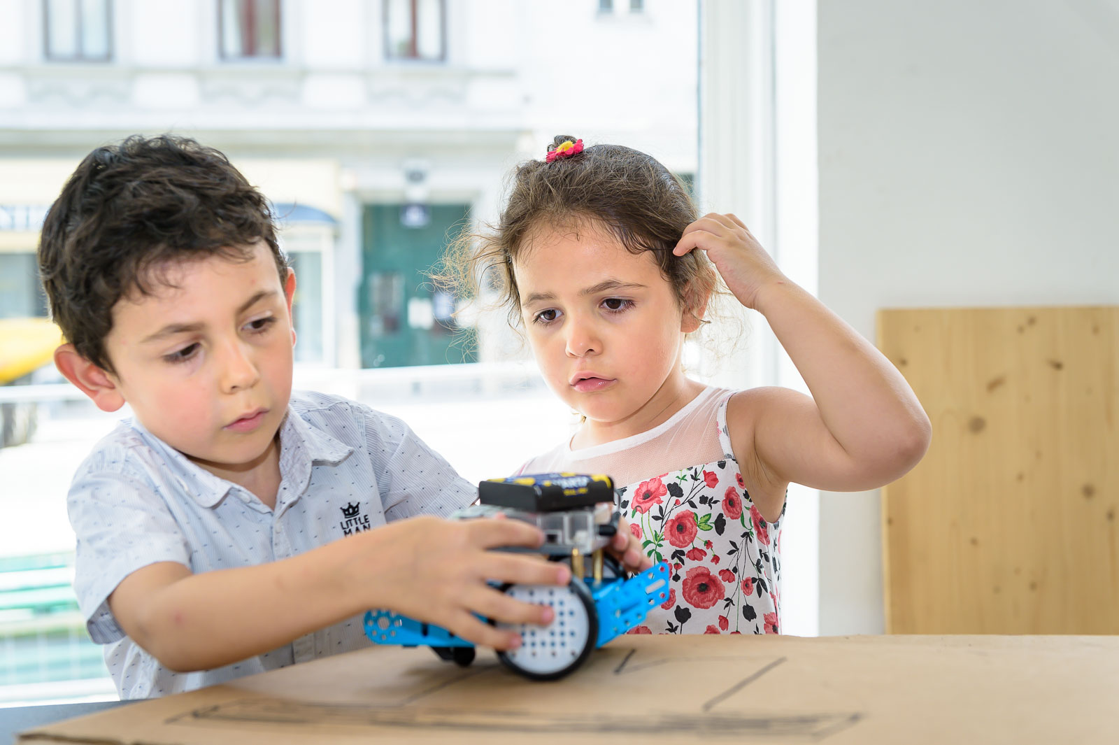 Kinder experimentieren mit einem Roboter