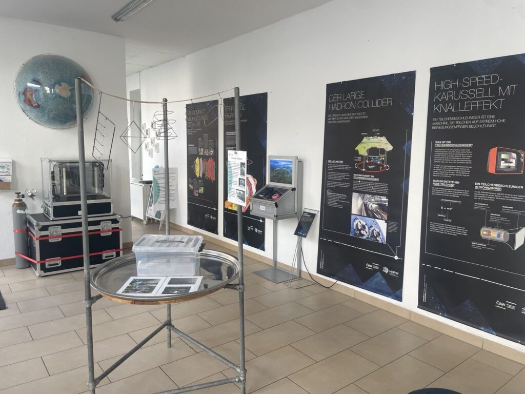 Das Bild zeigt den Eingangsbereich im Wissensraum. An der Wand hängen die Ausstellungsplakate.